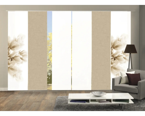 Schiebegardinen mit Blumenmuster in einem Wohnzimmer