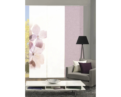 Wohnzimmer mit Schiebegardinen und Couch