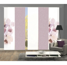 Raum mit Schiebegardinen mit Blumenmuster