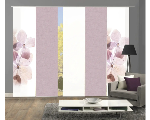 Raum mit Schiebegardinen mit Blumenmuster