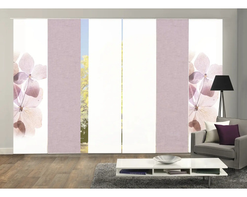 Raum mit Schiebegardinen mit Blumenmuster