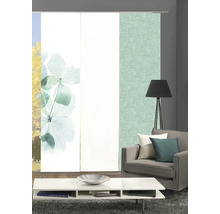 Dekorativer Wohnraum mit Schiebegardinen, Couch und Tisch