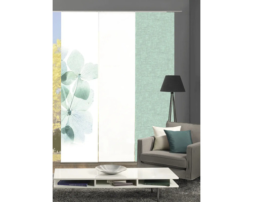 Dekorativer Wohnraum mit Schiebegardinen, Couch und Tisch