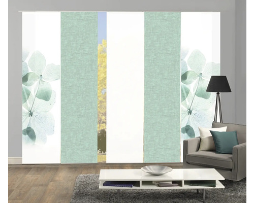 Dekorative Schiebegardine mit Blumenmuster im Wohnzimmer