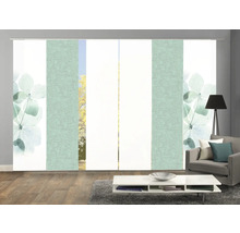 Schiebegardinen mit Blumenmuster in einem Wohnzimmer