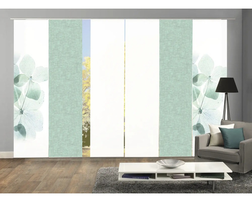 Schiebegardinen mit Blumenmuster in einem Wohnzimmer