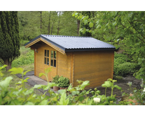 Gartenhaus aus Holz mit Fenster und Metaldach im Garten