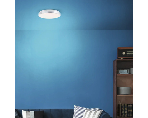 Zimmeransicht mit runder Deckenleuchte.