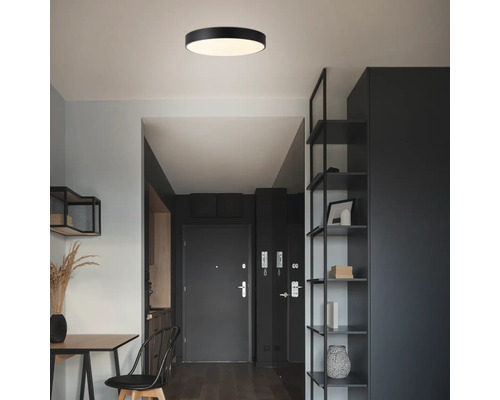 Schlafzimmer mit Deckenleuchte und Regalen