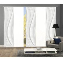 Wohnzimmer mit Schiebevorhang mit Wellenmuster, Couch, Tisch und Stehlampe