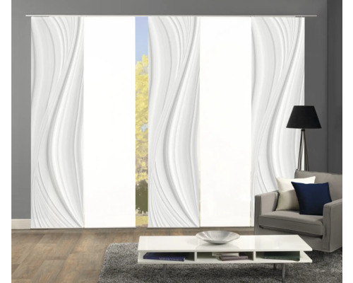 Wohnzimmer mit Schiebevorhang mit Wellenmuster, Couch, Tisch und Stehlampe