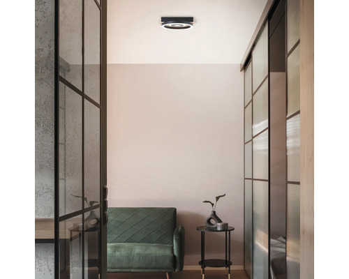 Flur mit Deckenleuchte, Sofa und Schiebetüren