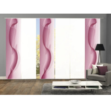 Schiebegardinen mit abstraktem Muster in einem Wohnzimmer