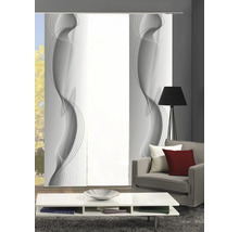 Wohnzimmer mit Schiebegardinen mit grafischem Muster und Möbeln