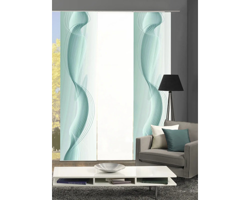 Wohnzimmer mit Schiebegardinen, Sessel, Lampe und Tisch