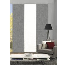 Wohnzimmer mit Schiebegardinen, Sessel, Stehlampe und Couchtisch