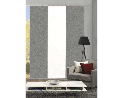 Wohnzimmer mit Schiebegardinen, Sessel, Stehlampe und Couchtisch