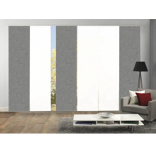 Wohnzimmer mit Schiebegardinen an der Fensterfront