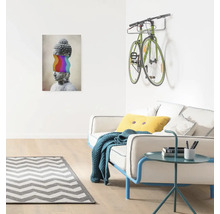 Wohnzimmer mit Sofa, Couchtisch, Teppich, Bild und Fahrradhalterung