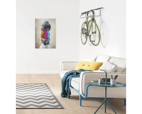 Wohnzimmer mit Sofa, Couchtisch, Teppich, Bild und Fahrradhalterung