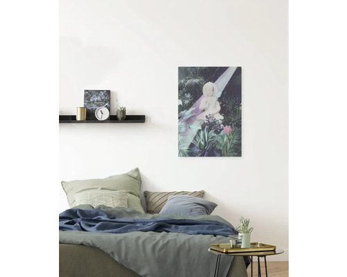 Dekoratives Schlafzimmer mit Bett, Nachttisch und Wandbild mit Gartenmotiv