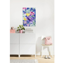 Wandbild mit Blumenmuster über einem Sideboard in einem hellen Raum.