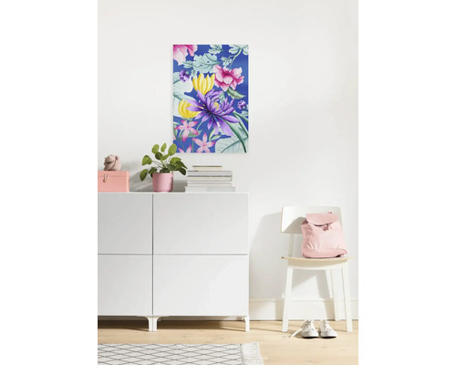 Wandbild mit Blumenmuster über einem Sideboard in einem hellen Raum.