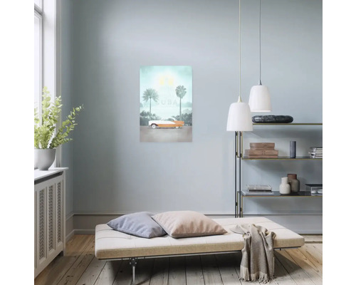 Wohnzimmer mit Poster eines Autos in Kuba, Liege und Regal