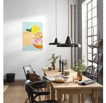 Esszimmer mit Holztisch, Stühlen und einem Gemälde mit Zitrusfrüchten