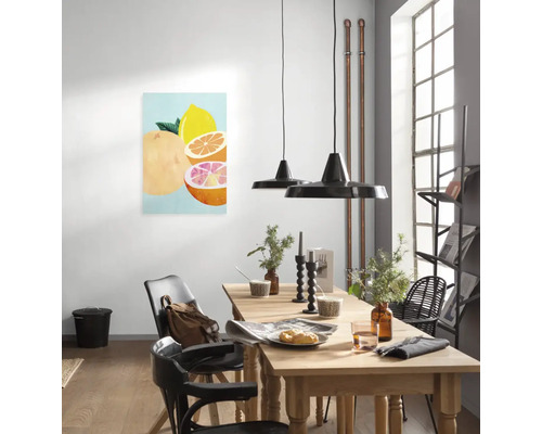 Esszimmer mit Holztisch, Stühlen und einem Gemälde mit Zitrusfrüchten