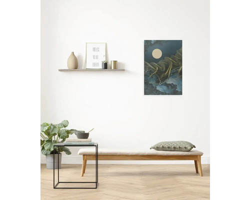 Dekoratives Wandbild mit abstraktem Motiv, das in einem hellen Raum aufgehängt ist