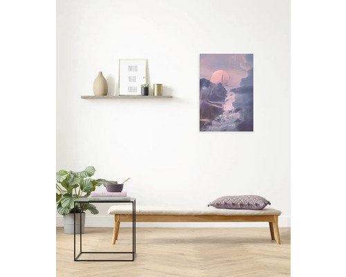 Raumdekoration mit einem gerahmten Kunstdruck mit Wolkenmotiv an der Wand