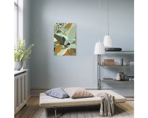Wohnzimmer mit Tagesbett, Regal und Pflanzenbild