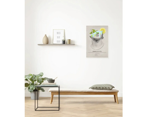 Wohnraum mit einer Bank, einem Tisch und einem gerahmten Bild von einer Skulptur mit Zitrone und Minze.