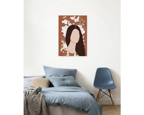 Dekoratives Poster mit einer Frau mit Blumenmuster im Schlafzimmer