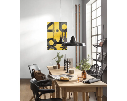 Esszimmer mit Holztisch, Stühlen und Pendelleuchten