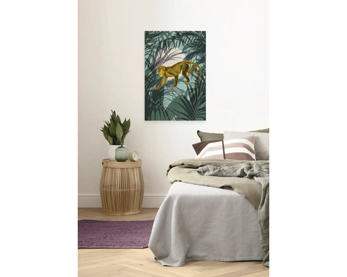 Schlafzimmer mit Bett, Beistelltisch und Wandbild mit Dschungel- und Affenmotiv.