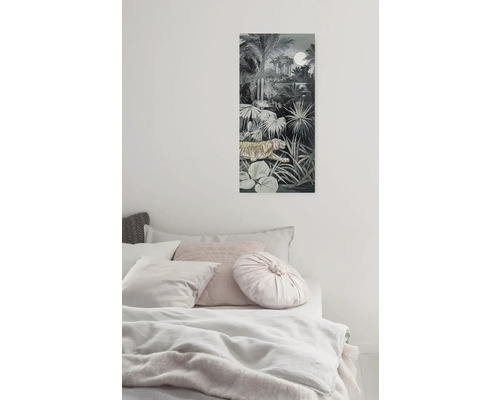 Wandbild mit Dschungelmotiv und Tiger über einem Bett