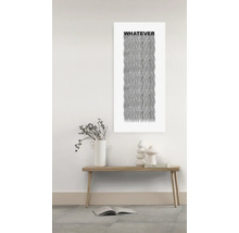 Dekorative Wandkunst mit dem Schriftzug ''Whatever'' über einem abstrakten, vertikalen Liniendesign in einem minimalistischen Raum.