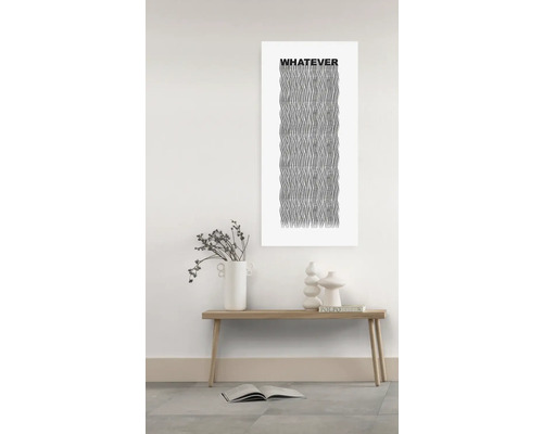 Dekorative Wandkunst mit dem Schriftzug ''Whatever'' über einem abstrakten, vertikalen Liniendesign in einem minimalistischen Raum.