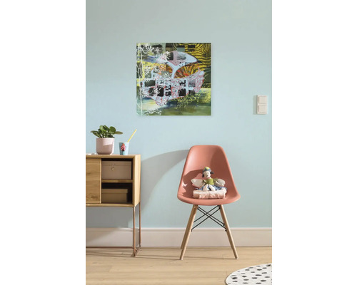 Wohnraum mit abstraktem Wandbild, Kommode und Stuhl