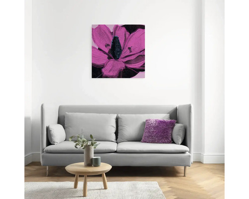Gemälde mit Blumenmotiv über einem Sofa in einem Wohnzimmer