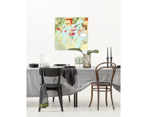 Esstisch mit Gedeck, Stühlen und einem abstrakten Kunstwerk an der Wand