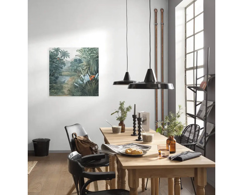 Esszimmer mit Holztisch, Stühlen, Hängelampen und Deko