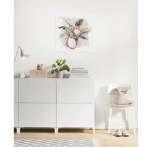 Dekoratives Wandbild mit floralem und fruchtigem Motiv in einem hellen Raum.