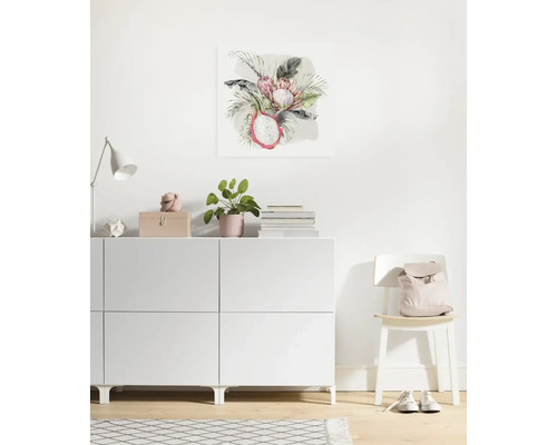 Dekoratives Wandbild mit floralem und fruchtigem Motiv in einem hellen Raum.