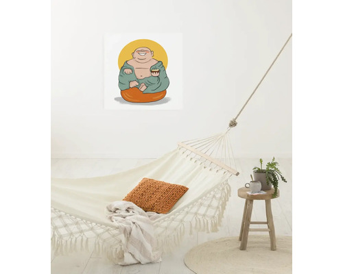 Helle Hängematte mit Kissen und Decke, Wandbild mit Buddha, Beistelltisch mit Pflanze im hellen Raum