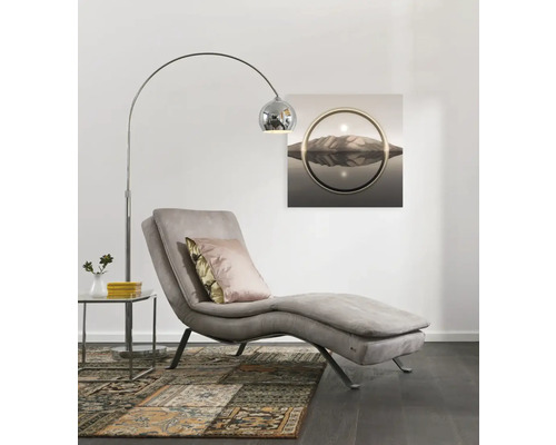Wohnzimmer mit Chaiselongue, Bogenlampe und Bild