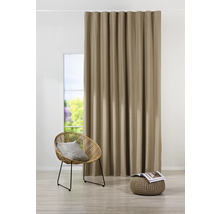 Gardine vor Fenster mit Sessel und Hocker in hellem Raum