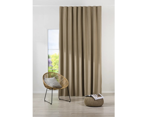 Gardine vor Fenster mit Sessel und Hocker in hellem Raum